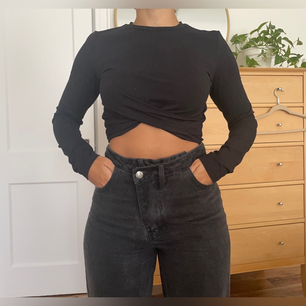 Black long sleeve crop top with a twist detail size small